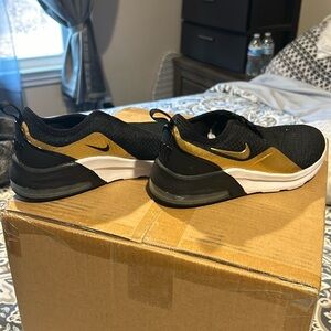 Air Max Motion 2
Kids size 4